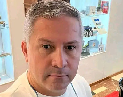 Foto ilustrativa de um homem grisalho em ambiente interno, representando um Sugar Daddy.